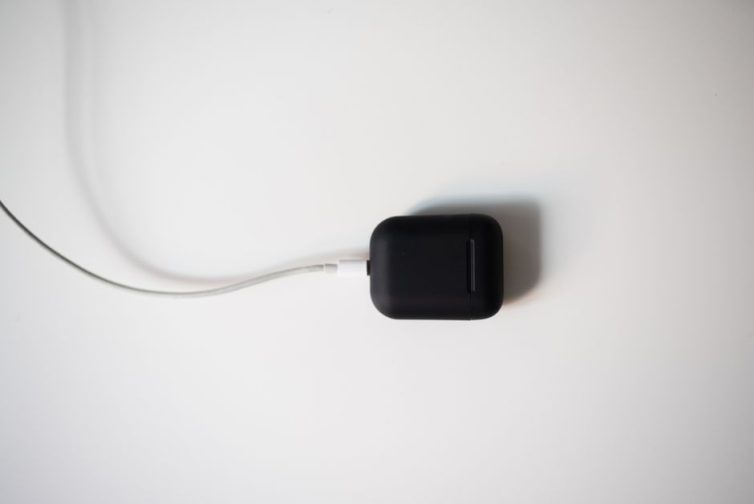 ¿Cuánto tarda en cargarse unos auriculares inalámbricos?